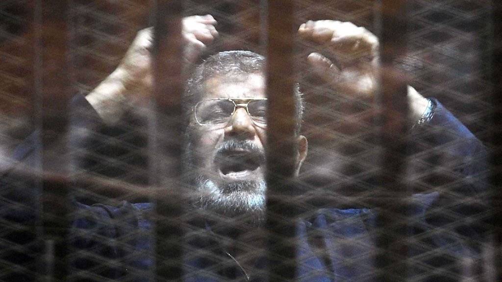 Der frühere ägyptische Präsident Mursi im Gefangenenkäfig während des Prozesses vor einem Jahr. (Archiv)