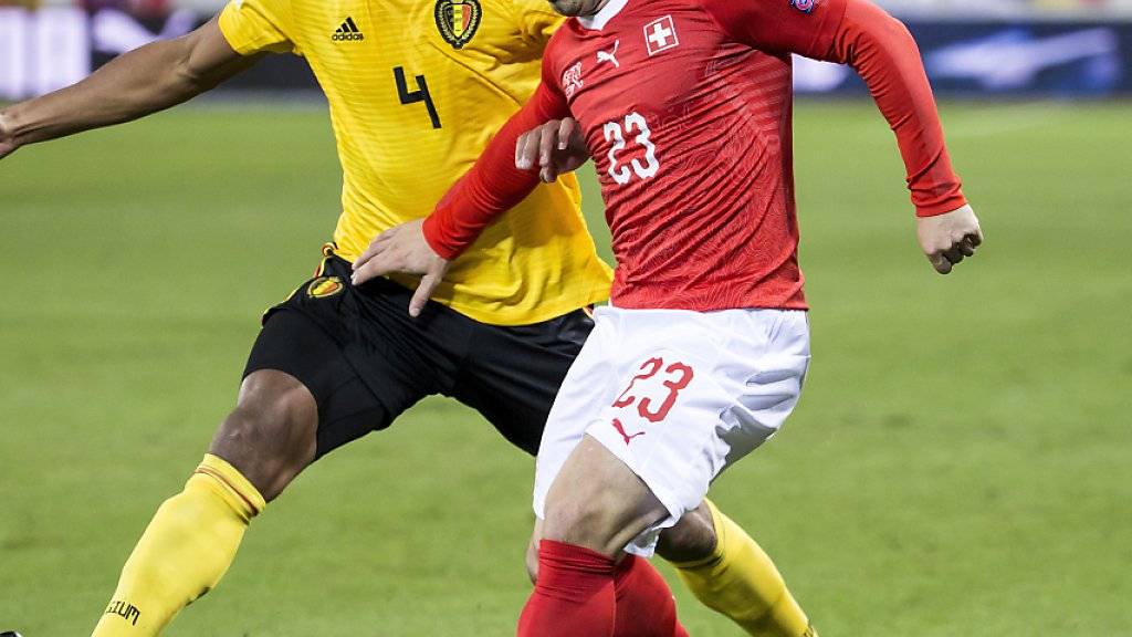 Xherdan Shaqiri stellt Belgiens Abwehrchef Vincent Kompany immer wieder vor Probleme. Der herausragende Schweizer liefert die Vorlagen zum 2:2 und 4:2