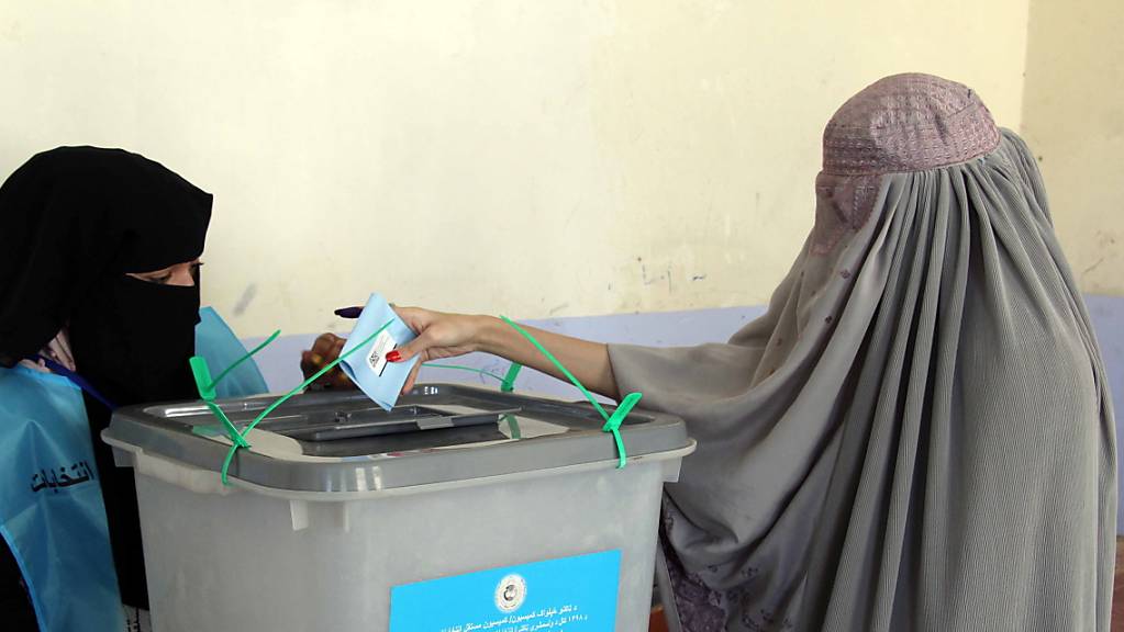 Wegen grosser Unsicherheit und Furcht vor Anschlägen trauten sich in Afghanistan nur wenige Frauen an die Wahlurnen - wie hier in Kandahar im Süden des Landes, einer früheren Hochburg der Taliban.