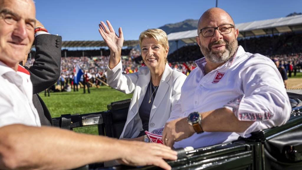 Der Obmann des Eidgenössischen Schwingerverbands, Markus Lauener, Bundespräsidentin Karin Keller-Sutter und der OK-Präsident des ESAF Glarnerland, Jakob Kamm, (von links) beim Festakt in Mollis.
