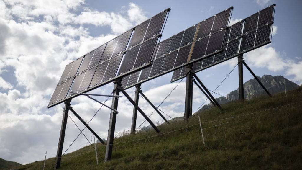 Solarmodule in den Bergen: In Sedrun hat der Bau einer Solar-Grossanlage bereits begonnen. Bald soll es auch in Samedan so weit sein. (Archivbild)