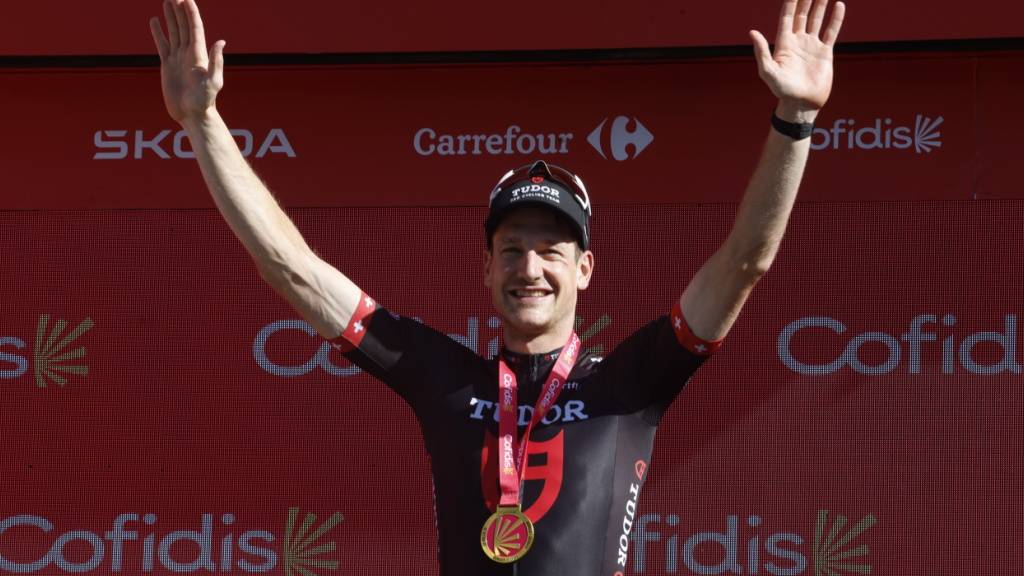 Stefan Küng lässt sich für seinen Tagessieg an der Vuelta feiern