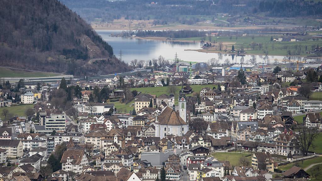 Blick auf Schwyz und den Lauerzersee: Der Bezirksrat budgetiert für 2022 rote Zahlen. (Archivaufnahme)