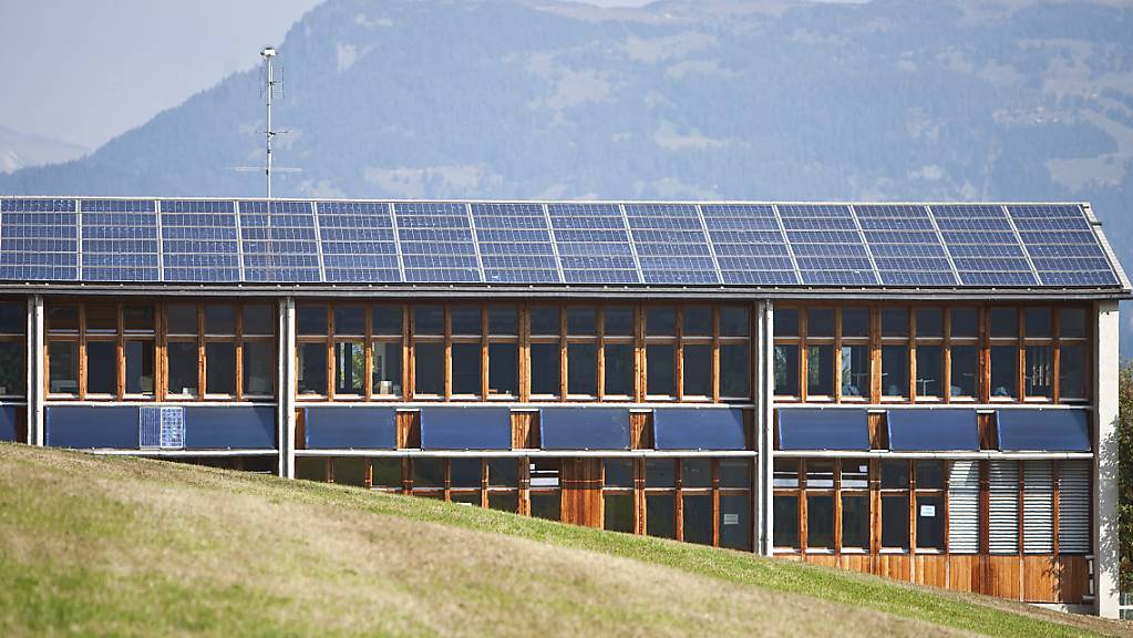 Solarzellen auf einem Schulhaus in Graubünden. Der Kanton müsste laut der Regierung 1,8 Milliarden Franken aufwenden, um bis 2050 seine Treibhausgasemissionen auf «Netto Null» zu senken. (Archivbild)