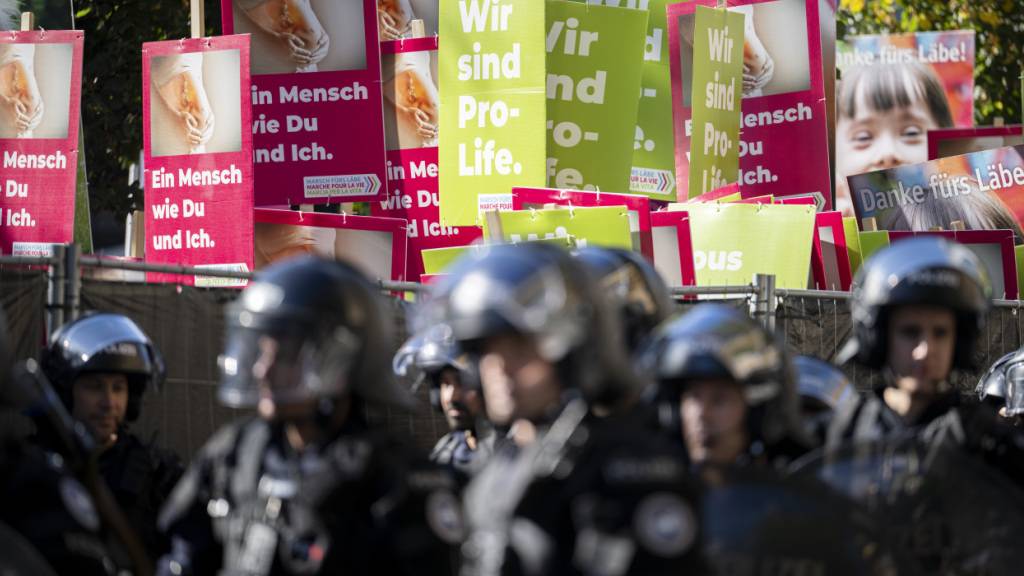 Der «Marsch fürs Läbe» muss jeweils von einem grossen Polizeiaufgebot vor Gegendemonstranten geschützt werden. Die Stadt will die Demonstration deshalb nicht in der Innenstadt bewilligen. (Archivbild)