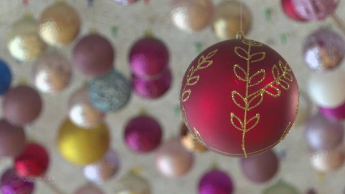 Extreme Weihnachtsdekoration: Wohler Altersheim hängt über 15 tausend Kugeln an die Decke