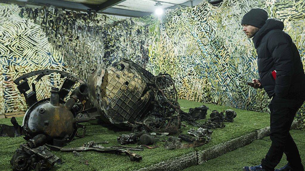 dpatopbilder - Fragmente einer Rakete, die am 21. November in Dnipro eingeschlagen ist, werden in einem Zentrum für forensische Analysen gezeigt. Foto: Evgeniy Maloletka/AP