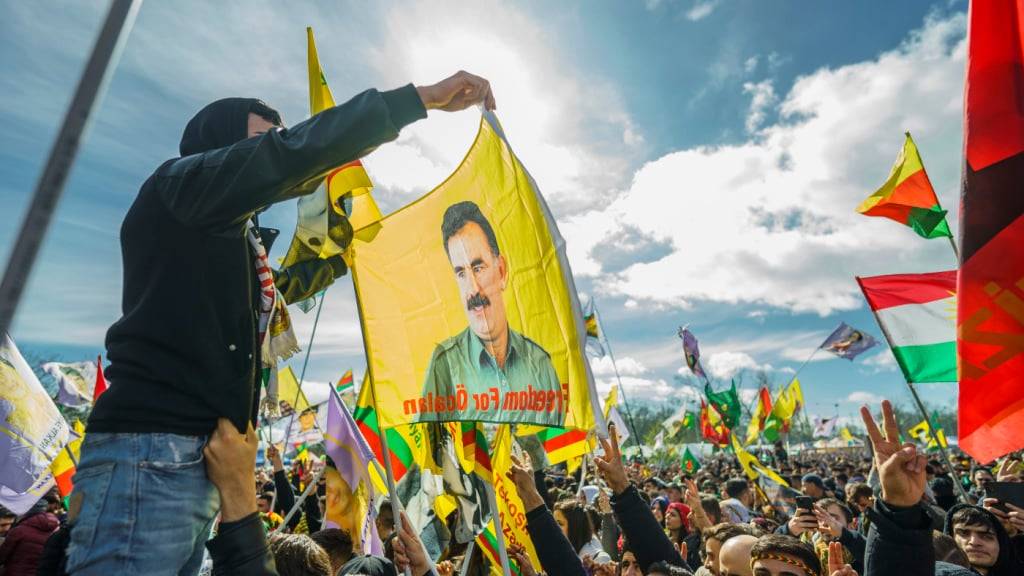 ARCHIV - Menschen nehmen im März an der zentralen Feier in Frankfurt zum kurdischen Neujahrsfest «Newroz»  teil und schwenken dabei Fahnen. Foto: Andreas Arnold/dpa
