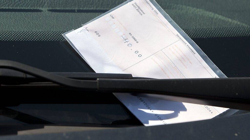 Die Zürcher Stadtpolizei hat im vergangenen Jahr mit rund 877'000 Bussen mehr als 61 Millionen Franken eingenommen. (Symbolbild)