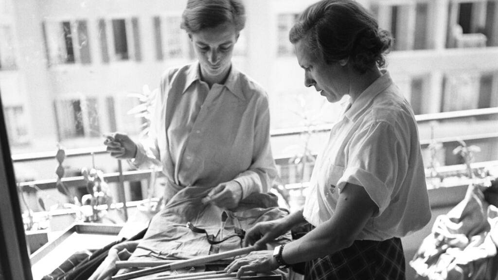 Annemarie Schwarzenbach (links) und Ella Maillart im Mai 1939 bei den Vorbereitungen zu ihrer Reise in den Vorderen Orient. (Archivbild)