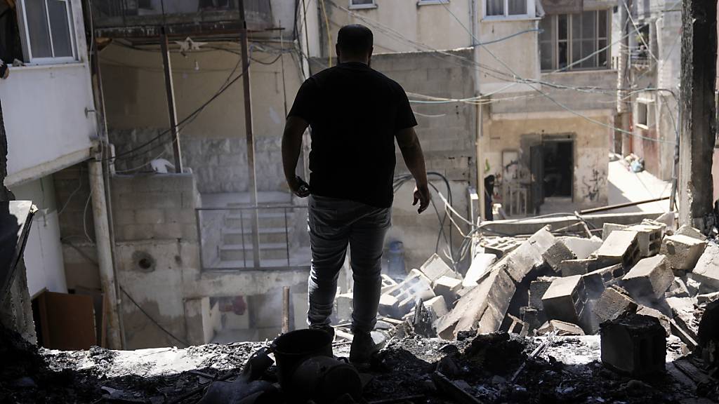 Palästinenser begutachten die Zerstörung nach einer israelischen Operation im Flüchtlingslager Nur Shams in der Nähe der Stadt Tulkarem im Westjordanland. Foto: Majdi Mohammed/AP/dpa