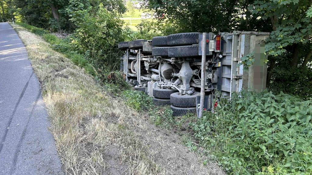 Lastwagen kippt nach Streifkollision um und landet im Strassengraben