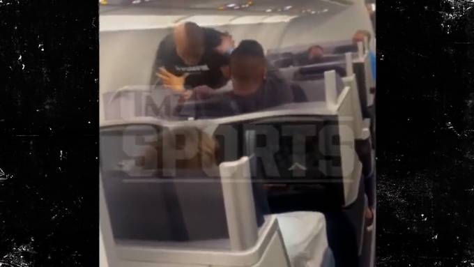 Mike Tyson prügelt in Flugzeug auf Passagier ein