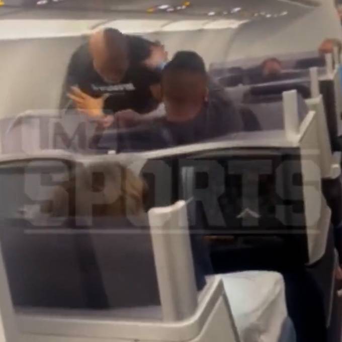 Mike Tyson prügelt in Flugzeug auf Passagier ein