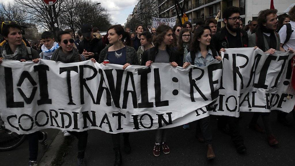 Junge Menschen protestieren in Paris gegen die Arbeitsrechtreform.