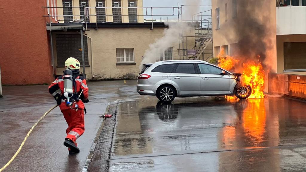 Wegen Batterie-Defekt: Auto brennt komplett aus