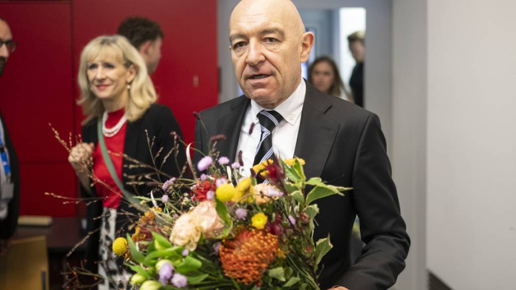 Der wiedergewählte Ständerat Daniel Jositsch, SP, erhält Blumen im Walcheturm in Zürich. (KEYSTONE/Ennio Leanza)