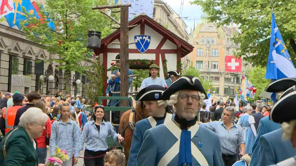 Der Zug der Zünfte zieht zum Sechseläutenplatz
