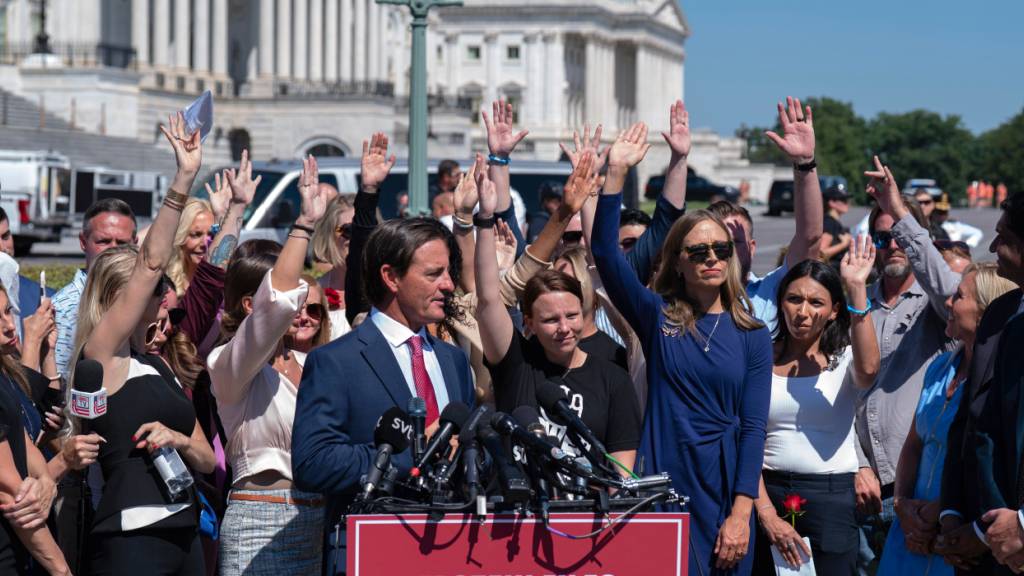 ARCHIV - Missbrauchsopfer von Millionär Epstein und seiner Komplizin Maxwell bei einer Pressekonferenz vor dem US-Kapitol. Foto: Jose Luis Magana/FR159526 AP/dpa/Archivbild