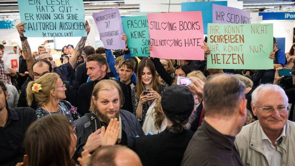 Tumult am Samstag auf der Frankfurter Buchmesse: Linke Demonstranten stören eine Lesung eines rechtsgerichteten Verlags.