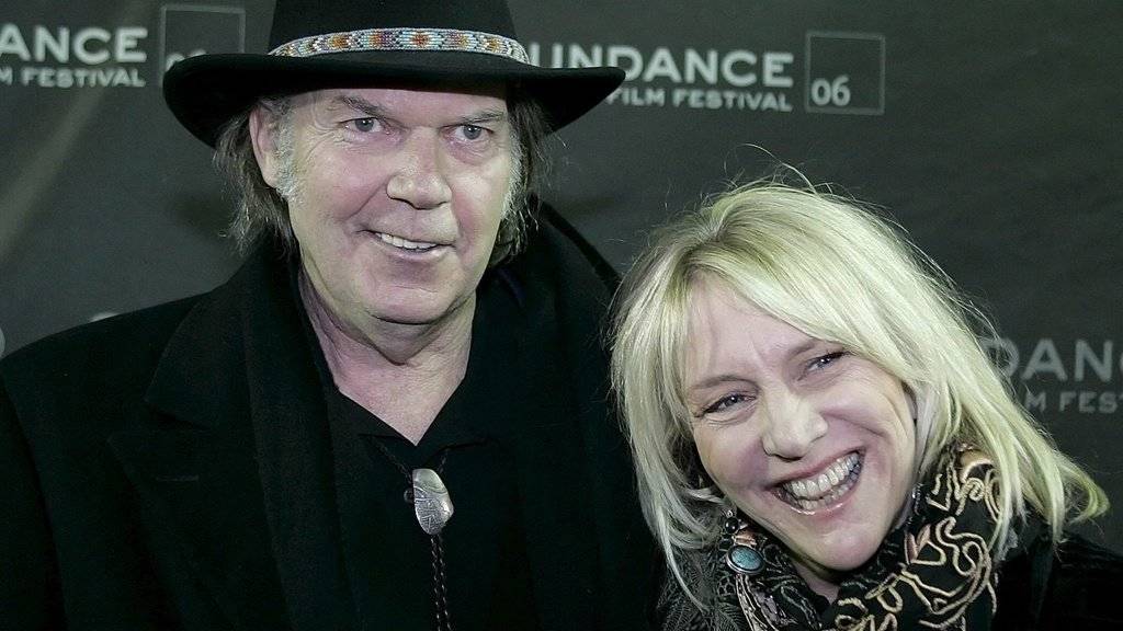 Der kanadische Musiker Neil Young (l.) trauert um seine Ex-Frau Pegi (r.). Die Mutter von zwei seiner Kinder starb an Neujahr an Krebs. (Archivbild)