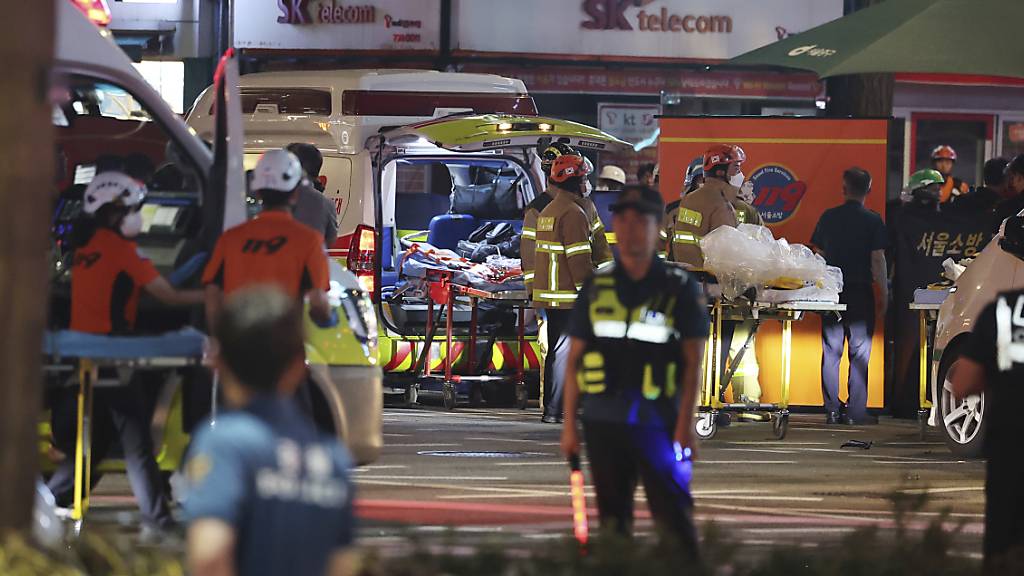 Polizeibeamte kontrollieren eine Unfallstelle in der Nähe des Rathauses in Seoul. Foto: Seo Dae-yeon/YONHAP/AP/dpa