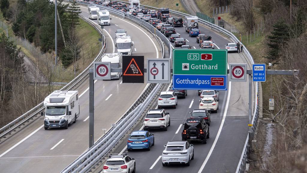 Der Reiseverkehr staute sich letztes Jahr vor dem Gotthard-Tunnel auf mehrere Kilometer. (Archiv)