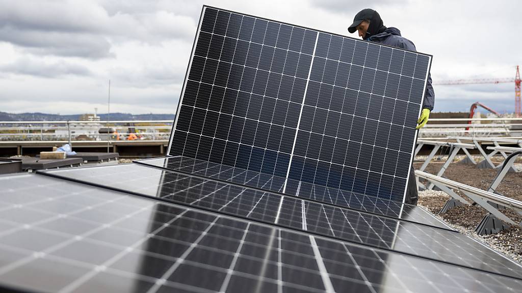 Der Gemeinderat hat sich am Mittwoch für ein «Pilotquartier Netto-Null» ausgesprochen: Dort sollen insbesondere Bewohner und Gewerbe motiviert werden, freiwillig Klimaschutzmassnahmen - etwa den Einbau von Photovoltaik-Anlagen - zu ergreifen. (Symbolbild)