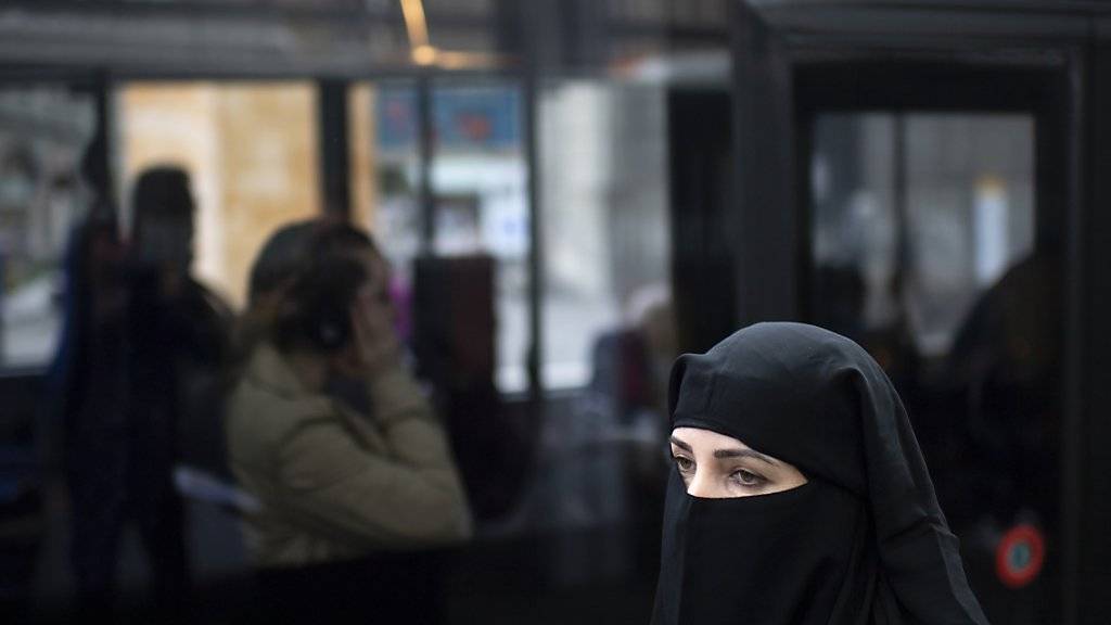 In den Niederlanden ist seit Donnerstag «gesichtsbedeckende» Kleidung wie Burkas oder Schleier in öffentlichen Einrichtungen verboten. (Symbolbild)
