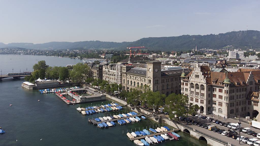 Auf dem Stadthausquai fiel der Stadtpolizei Zürich am Samstag ein 18-jähriger BMW-Lenker auf. Er fuhr mit durchdrehenden Reifen die Strasse entlang. (Archivbild).