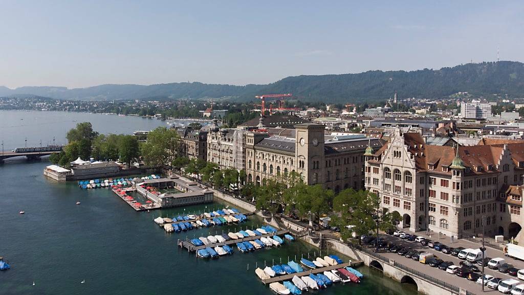 Auf dem Stadthausquai fiel der Stadtpolizei Zürich am Samstag ein 18-jähriger BMW-Lenker auf. Er fuhr mit durchdrehenden Reifen die Strasse entlang. (Archivbild).