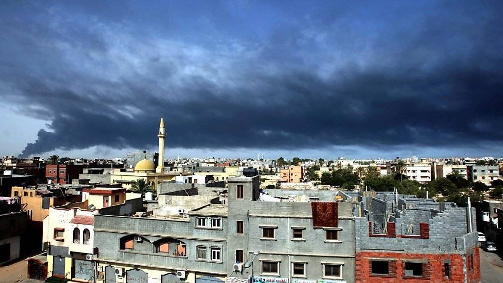Rauch über Tripolis: In weiten Teilen Libyens herrscht das Chaos. Die IS-Führung könnte das ausnützen und dorthin flüchten, befürchtet der Terrorbeauftragte der EU. (Archivbild)