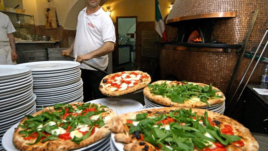 Pizza ist in Italien so wichtig, dass sie UNESCO-Weltkulturerbe werden soll - hier eine Szene aus einem Restaurant in Neapel, wo die Pizza herkommen soll. (Archiv)