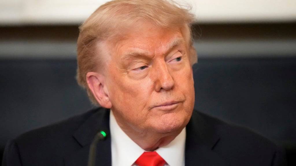 ARCHIV - US-Präsident Donald Trump sitzt im State Dinning Room des Weißen Hauses. Foto: Alex Brandon/AP/dpa/Archivbild
