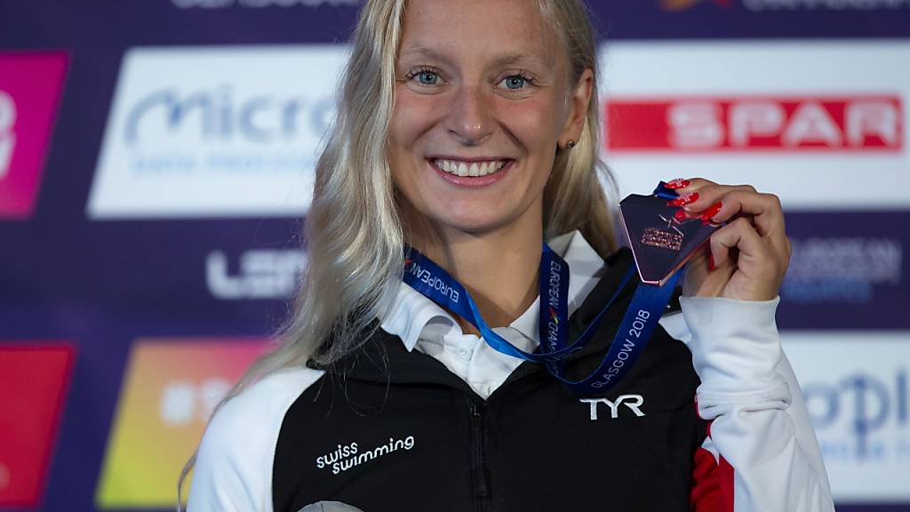 Maria Ugolkova posiert an der Langbahn-EM im August 2018 mit ihrer Bronzemedaille über 200 m Lagen