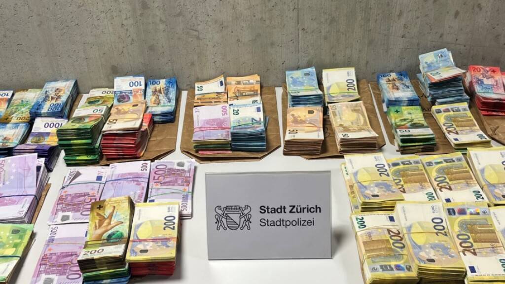 Ein Einsatz der Stadtpolizei Zürich führte zur Verhaftung von drei mutmasslichen Betrügern und Bargeld im Wert von über einer Million Franken.