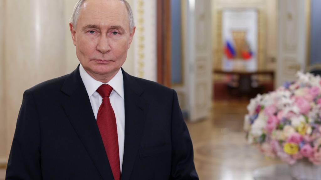 Dieses von der staatlichen russischen Nachrichtenagentur Sputnik via AP veröffentlichte Foto zeigt den russischen Präsident Wladimir Putin bei einer Videoansprache, um den russischen Frauen zum Internationalen Frauentag zu gratulieren. Foto: Gavriil Grigorov/Pool Sputnik Kremlin via AP/dpa