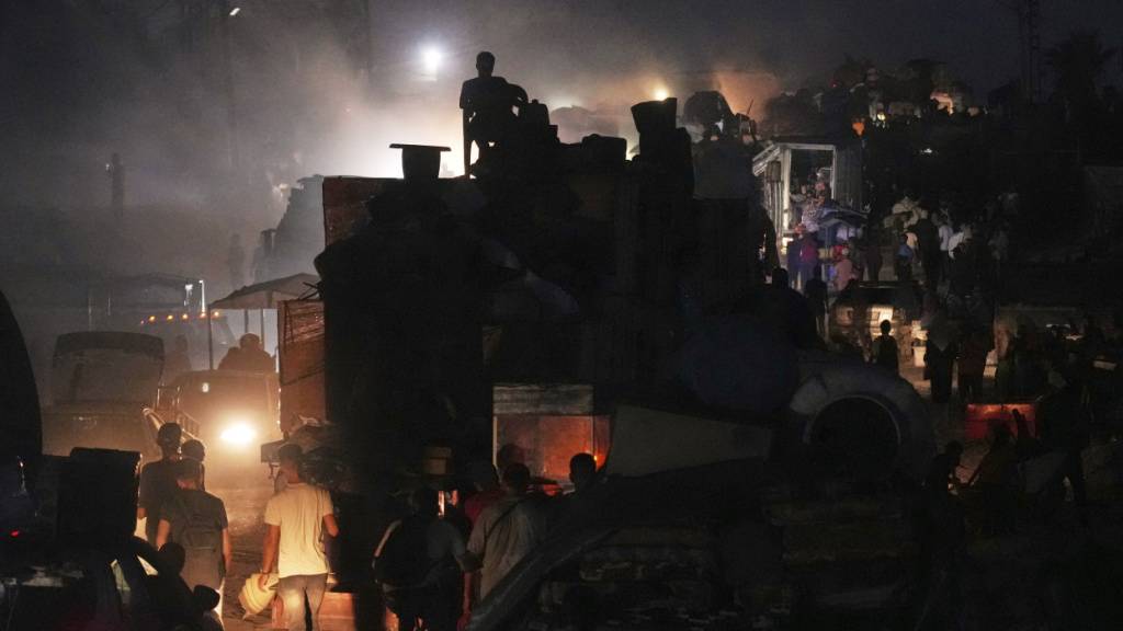 dpatopbilder - Vertriebene Palästinenser fliehen aus Gaza und tragen ihre Habseligkeiten entlang der Küstenstraße in Richtung des südlichen Gazastreifens. Foto: Abdel Kareem Hana/AP/dpa