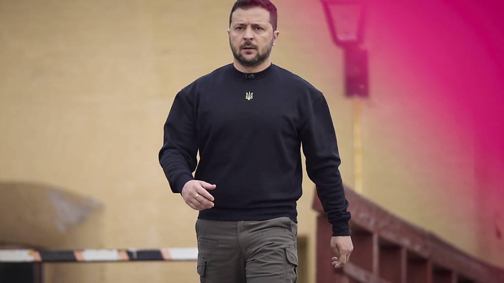 HANDOUT - Dieses von dem Büro des ukrainischen Präsidenten zur Verfügung gestellte Bild zeigt Wolodymyr Selenskyj, Präsident der Ukraine, bei der Ankunft zur Feier des Tages der Verteidiger der Ukraine in der Kiewer Festung. Foto: ---/Zuma Press/dpa - ACHTUNG: Nur zur redaktionellen Verwendung und nur mit vollständiger Nennung des vorstehenden Credits