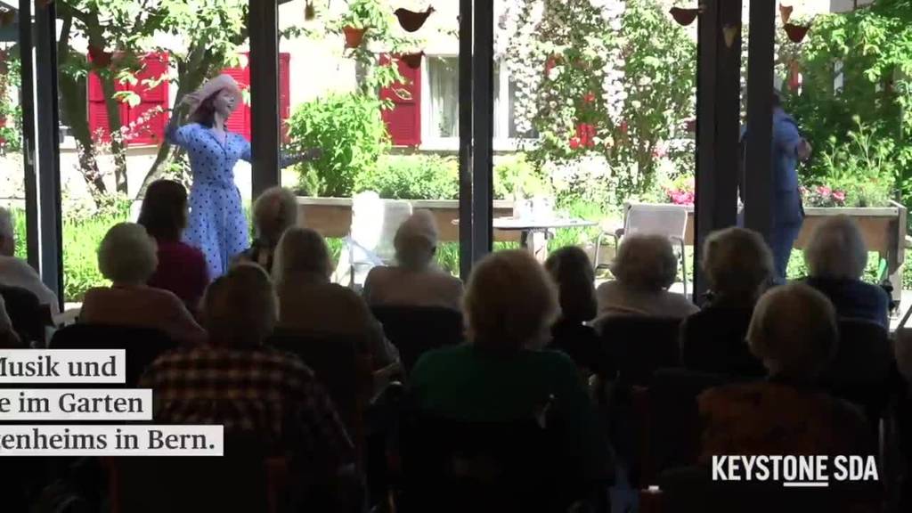 Opern-Profis machen Terrasse von Berner Seniorenheim zur Opernbühne