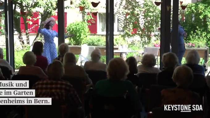 Opern-Profis machen Terrasse von Berner Seniorenheim zur Opernbühne