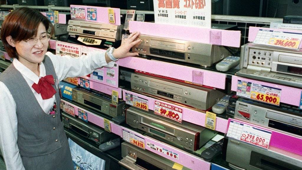 Eine Ära geht zu Ende: Videorekorder waren einst gefragt, werden nun aber nicht mehr produziert. Das Bild ist im Jahr 1998 in einem Laden im japanischen Osaka gemacht worden. (Symbol).