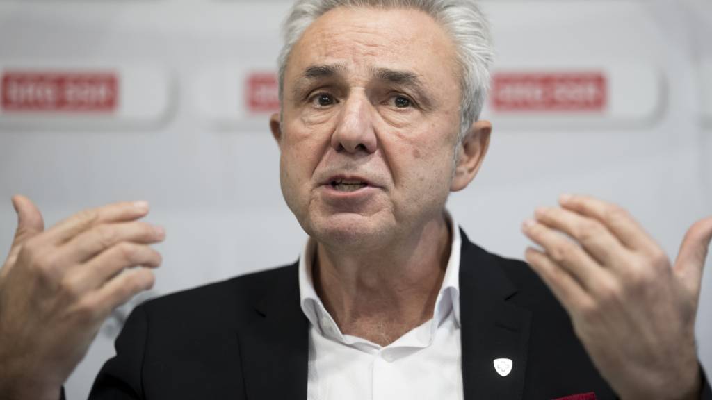 Urs Kessler, der neue Verwaltungsratspräsident von Swiss Ice Hockey, erläutert vor den Medien seine Zukunftspläne für das Schweizer Eishockey