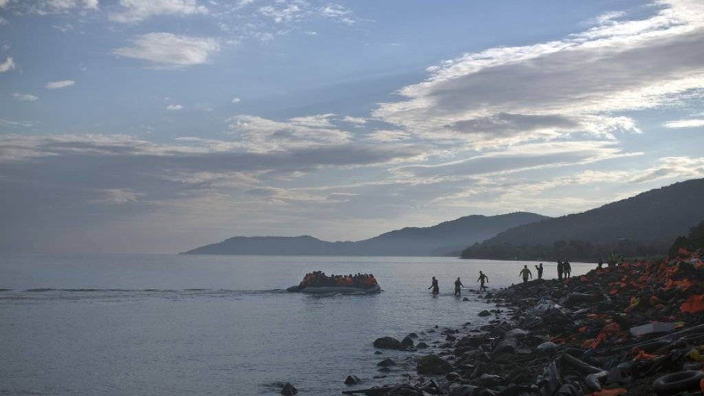 Ein Flüchtlingsboot am Dienstag bei der Ankunft auf der griechischen Insel Lesbos. Symbolbild)