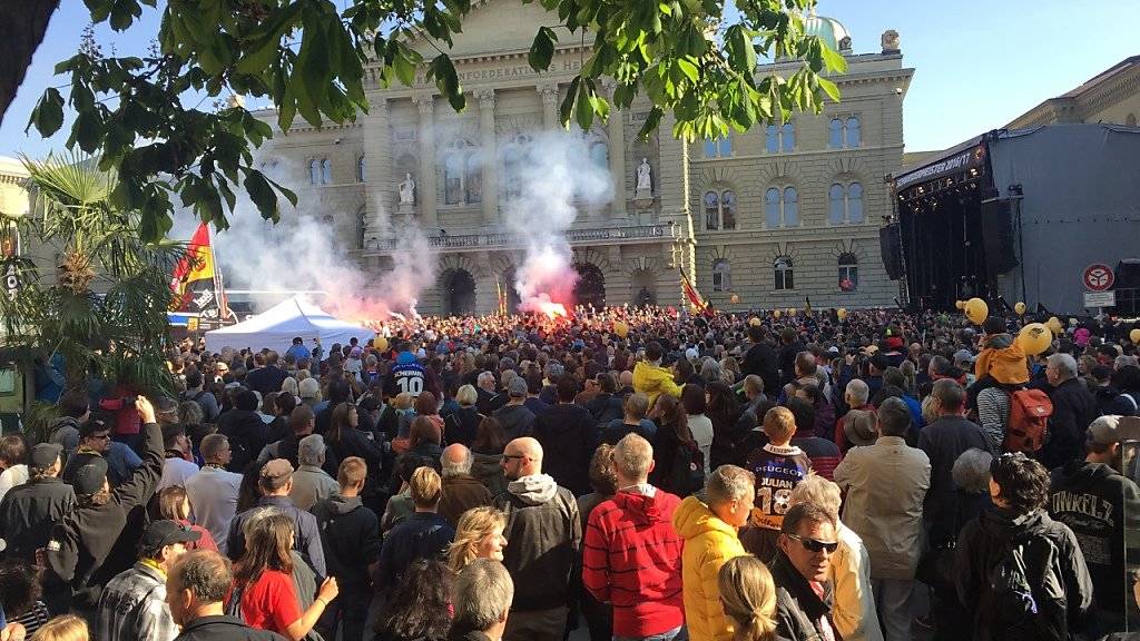 Mehr als 20'000 Fans feiern in Bern den 15. Meistertitel des SC Bern. Auf dem Bundesplatz erwarteten tausende Fans die Meistermannschaft.