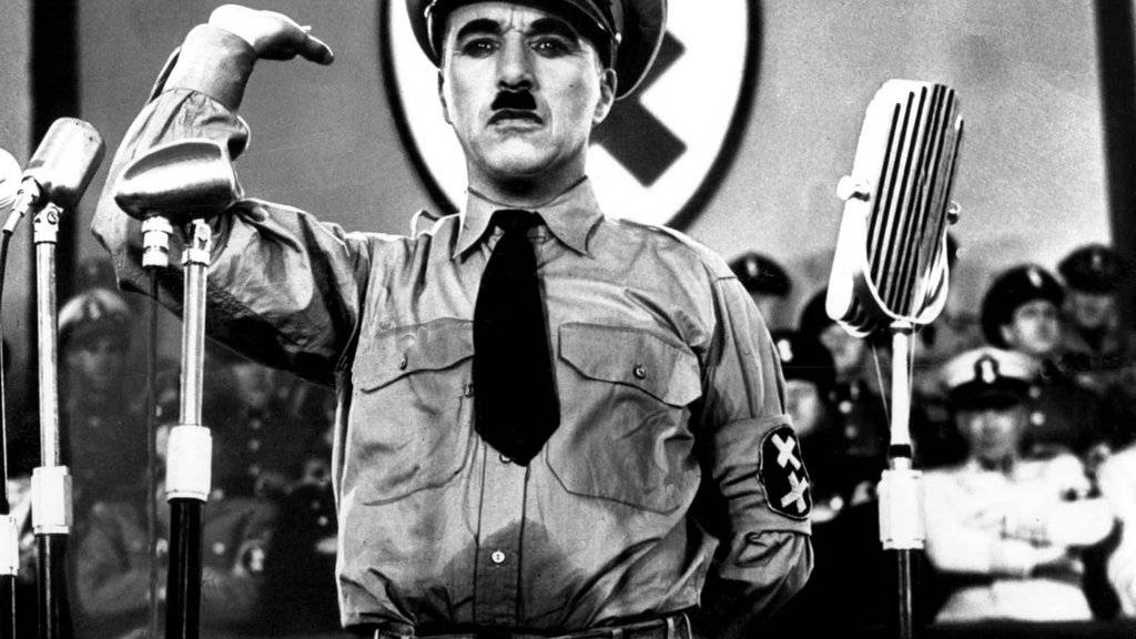 Charlie Chaplin als Adolf Hitler im Filmklassiker «Der grosse Diktator»: Am (heutigen) Montag vor 40 Jahren starb der Künstler im Alter von 88 Jahren in der Schweiz.