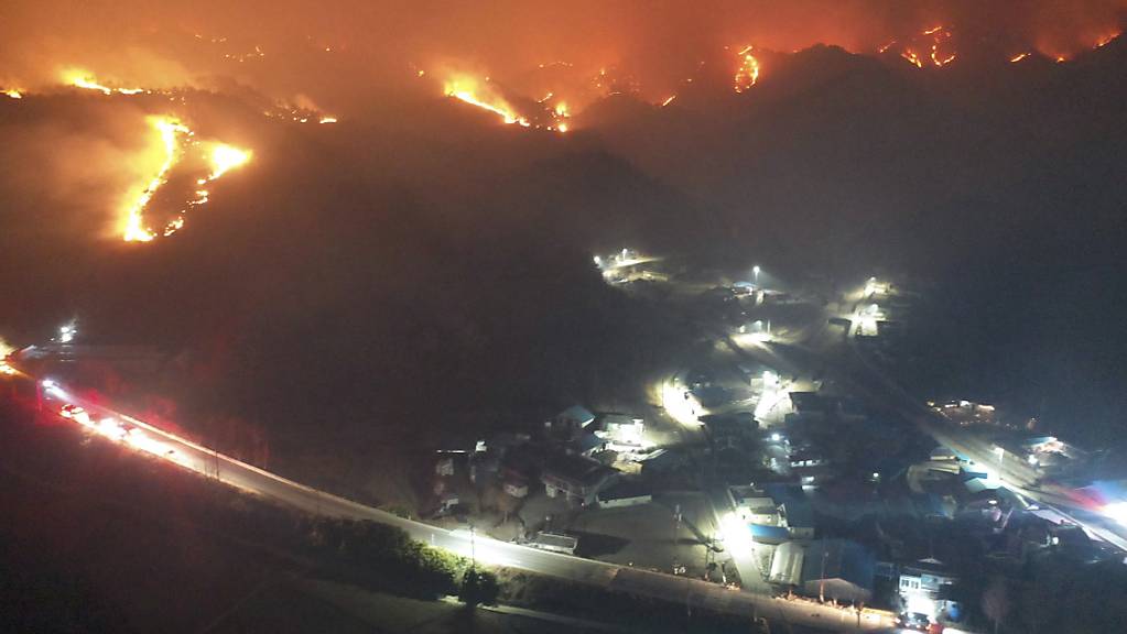 An der Ostküste Südkoreas haben sich wegen eines Waldbrands Tausende von Menschen in Sicherheit bringen müssen. Die Behörden hätten Katastrophenalarm ausgelöst, berichtete die nationale Nachrichtenagentur Yonhap am Freitag. Foto: Kim Hyun-Tae/Yonhap/AP/dpa