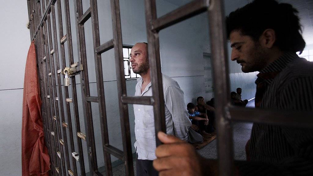 Syrer in einem improvisierten Gefängnis in Aleppo im Jahr 2012: Seit Ausbruch des Bürgerkrieges im Land sind laut Amnesty International 18'000 Gefangene ums Leben gekommen. (Archivbild)