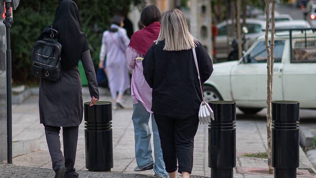 PRODUKTION - Frauen mit und ohne Kopftuch auf einer Straße in der Hauptstadt Teheran. Foto: Arne Bänsch/dpa