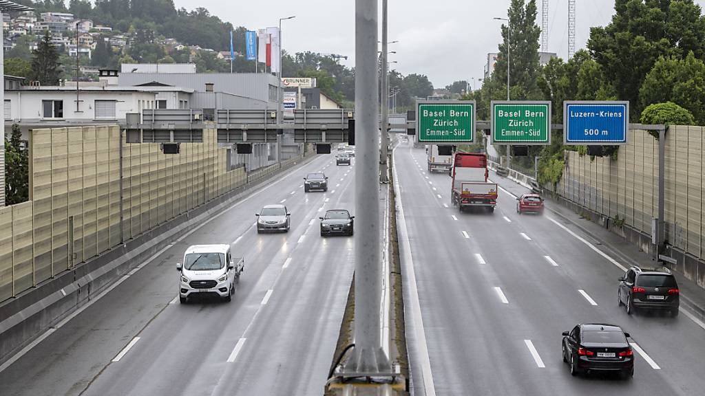 Die Autobahn A2 in Kriens: Die Nidwaldner Regierung will mit dem Bypass-Bau auch einen dreispurigen Anschluss Horw-Luzern. (Archivbild)